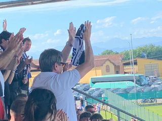 Claudio Milanese in piedi risponde all'ovazione del pubblico Claudio Milanese in piedi risponde all'ovazione del pubblico