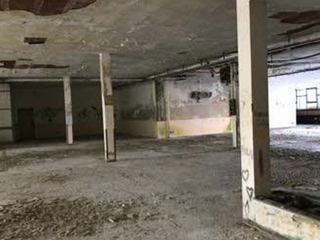 L'interno dell'ex concessionaria/3