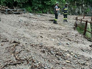 Lo smottamento sulla Sp 8 a Vararo di Cittiglio (foto gentilmente concessa di Laveno Mombello e dintorni) Lo smottamento sulla Sp 8 a Vararo di Cittiglio (foto gentilmente concessa di Laveno Mombello e dintorni)
