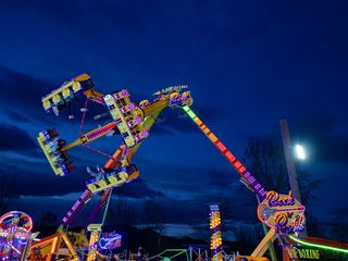 Le luci del luna park accese ieri per la prima volta in notturna nell'edizione 2025 alla Schiranna (foto Galbiati)