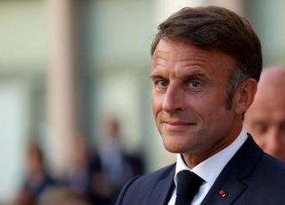Francia, Macron e le richieste di dimissioni: &quot;E' fiction&quot;