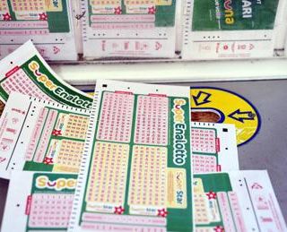 Superenalotto, numeri combinazione vincente oggi 3 dicembre