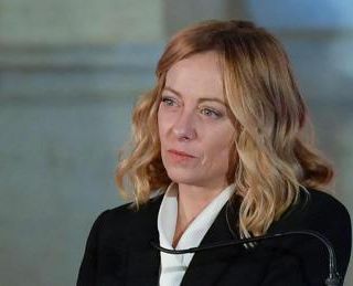 Sondaggio, Fratelli d'Italia scende e Pd sale