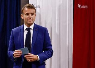 Francia, dal governo di coalizione al tecnico: cosa farà Macron se Barnier cade?