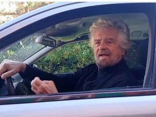 M5S, Grillo parla da carro funebre: &quot;In 3 anni smarriti tutti i valori&quot; - Video