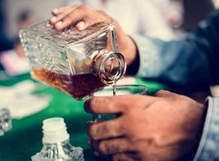 Da cirrosi a encefalopatia di Wernicke, i gravi rischi dell'abuso di alcol