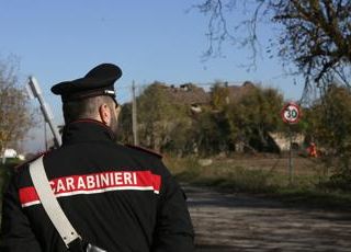 Parma, carabiniere aggredito con ascia e piccone da una 23enne