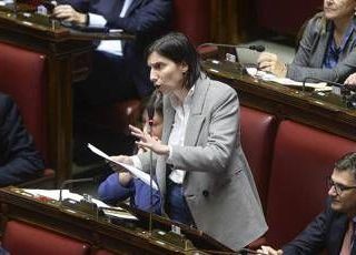 Santanchè, Schlein all'attacco di Meloni: &quot;Scappa ancora, fa finta di non conoscerla&quot;