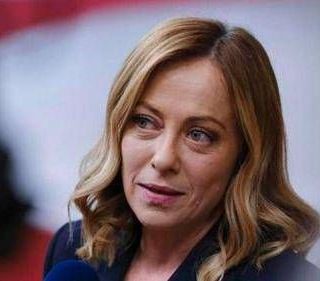 Sondaggio, Fratelli d'Italia sopra il 30%. Pd giù e M5S sale