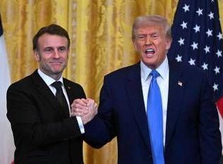 Ucraina, Macron: &quot;Europa pronta a mandare soldati dopo pace&quot;. Trump: &quot;Va bene anche a Putin&quot;