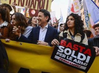 Corteo M5S contro il riarmo, Conte 'invade' la piazza: &quot;Costruiamo l'alternativa&quot;
