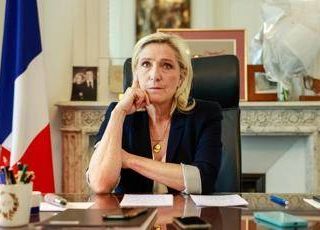 Marine Le Pen: &quot;Non cederemo mai di fronte a una violazione della democrazia&quot;