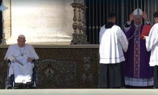 Papa Francesco a sorpresa in piazza San Pietro per il Giubileo dei malati: &quot;Grazie a tutti&quot;