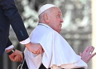 Papa Francesco a sorpresa in piazza San Pietro per il Giubileo dei malati: &quot;Grazie tante&quot;