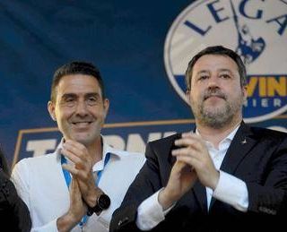 Lega, Salvini consegna a Vannacci la tessera del partito