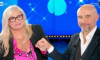Andrea Rizzoli a Domenica In: &quot;Un mese senza Eleonora Giorgi&quot;. L'abbraccio con Mara Venier
