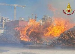 Udine, incendio a Bicinicco: in fiamme deposito scarti lavorazione del legno