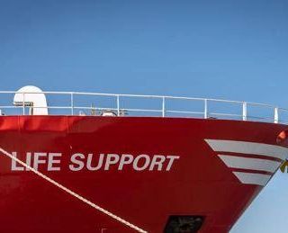 Mare forza 7, Life Support con 215 migranti a bordo chiede porto più vicino