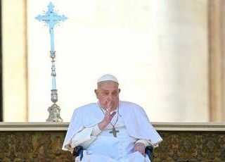 Papa Francesco, Alfieri: &quot;Non è più malato ma rispetti le altre sei settimane di convalescenza&quot;