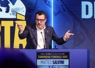 Lega, Salvini acclamato segretario. Ora il Viminale nel mirino: &quot;Sono disponibile&quot;
