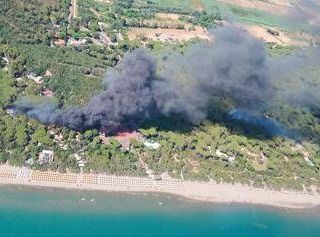 Fiamme nella pineta di Castiglione della Pescaia, 600 evacuati da un campeggio