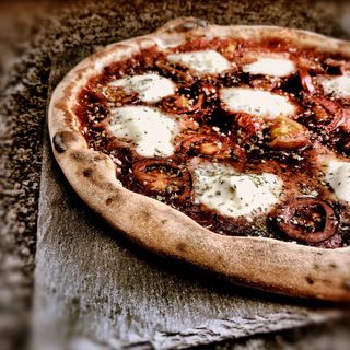 Pinsa Vegetariana: Croccantezza e Salute in Ogni Morso, un'Alternativa Sana per la Dieta senza Carne