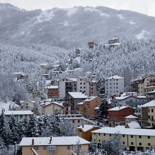 Roccaraso, boom pullman da Napoli: ombra del riciclaggio su invasione turisti Roccaraso, boom pullman da Napoli: ombra del riciclaggio su invasione turisti