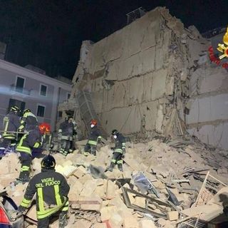 Crollo palazzina a Bari, trovata donna ancora viva sotto le macerie