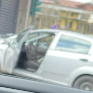 L'auto finita contro la saracinesca in via Varese (foto da un lettore) L'auto finita contro la saracinesca in via Varese (foto da un lettore)