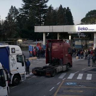 Una delle scorse manifestazioni dei lavoratori alla Beko di Cassinetta
