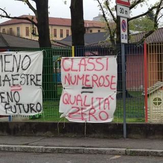 Gli striscioni di protesta affissi dai genitori ai cancelli della scuola dell'infanzia di Casorate Sempione(foto da Facebook) Gli striscioni di protesta affissi dai genitori ai cancelli della scuola dell'infanzia di Casorate Sempione(foto da Facebook)