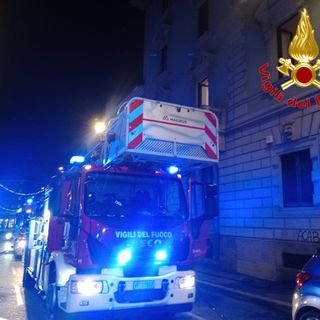 Notte di fuoco in Valceresio: a Cantello brucia il tetto di una villetta