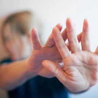 «Non fidarti dello schermo»: dopo l’aggressione a Busto, l’allarme degli esperti su giovani e social