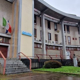 Stalker seriale di Gallarate, perseguita l’ex anche dopo l’ammonimento: scatta il braccialetto elettronico