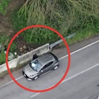 Brumotti da Striscia ad Origgio: con il drone scopre il take away della droga e ne recupera due chili