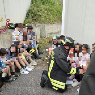 I piccoli assistiti dai vigili del fuoco dopo l'incidente