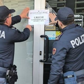 Spari in un bar del centro di Varese, un ferito: arrestato un uomo di 44 anni. Locale chiuso per un mese