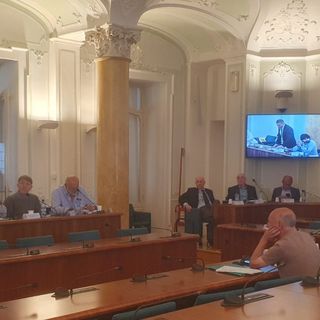 Colombo interviene in piedi durante la discussione in Provincia sul Remigration Summit