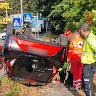 L'auto ribaltata in via Guido d'Arezzo a Varese