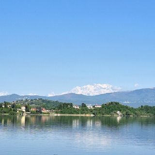 Varese e il suo lago baciati dal sole (foto Mario Chiodetti)