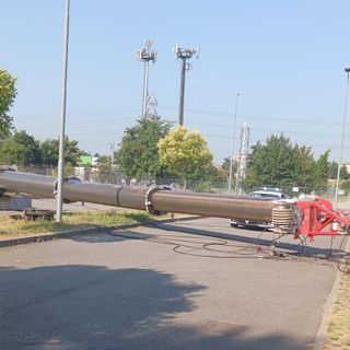 Nella foto la gru che si è abbattuta sulla strada