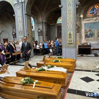 Le cinque bare allineate nella chiesa di Gravellona Toce (foto tratta da Vconews.it)