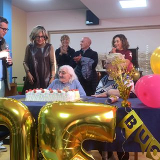 Festa a Gallarate per i 105 anni di Armida Palazzi: «Ne avrò un’ottantina» scherza la decana della Rsa Camelot Festa a Gallarate per i 105 anni di Armida Palazzi: «Ne avrò un’ottantina» scherza la decana della Rsa Camelot