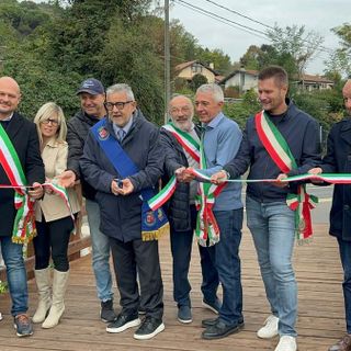 Il taglio del nastro del nuovo tratto di pista ciclopedonale a Mercallo sul lago di Comabbio