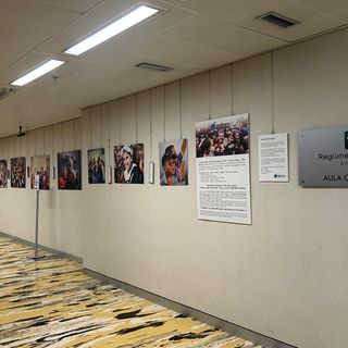 «L’indifferenza è il nemico più silenzioso»: a Palazzo Pirelli la mostra “Scatti di Meraviglia” con le immagini del clown di guerra