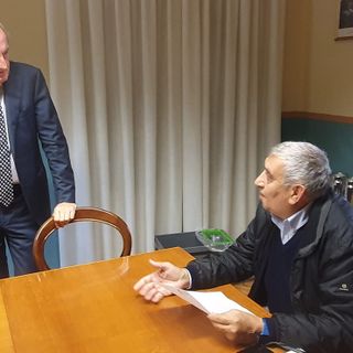 Il sindaco Antonelli (in piedi) e l'assessore Cislaghi Il sindaco Antonelli (in piedi) e l'assessore Cislaghi