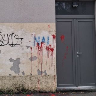 Sede Lega imbrattata, Monti: «Gesto vile». Solidarietà del Pd: «Troppi episodi vandalici, deriva preoccupante»