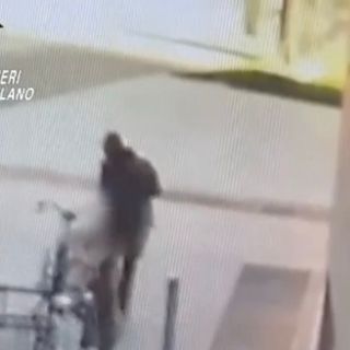 IL VIDEO. Milano: donna accoltellata, cinque secondi di follia. Si cerca aggressore in fuga