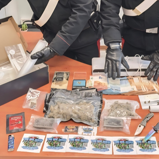 Il materiale sequestrato dai carabinieri a Malnate
