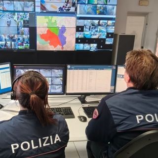 Atti osceni nei confronti di una giovanissima in stazione a Busto: fermato un pregiudicato dopo la segnalazione della ragazza su YouPol